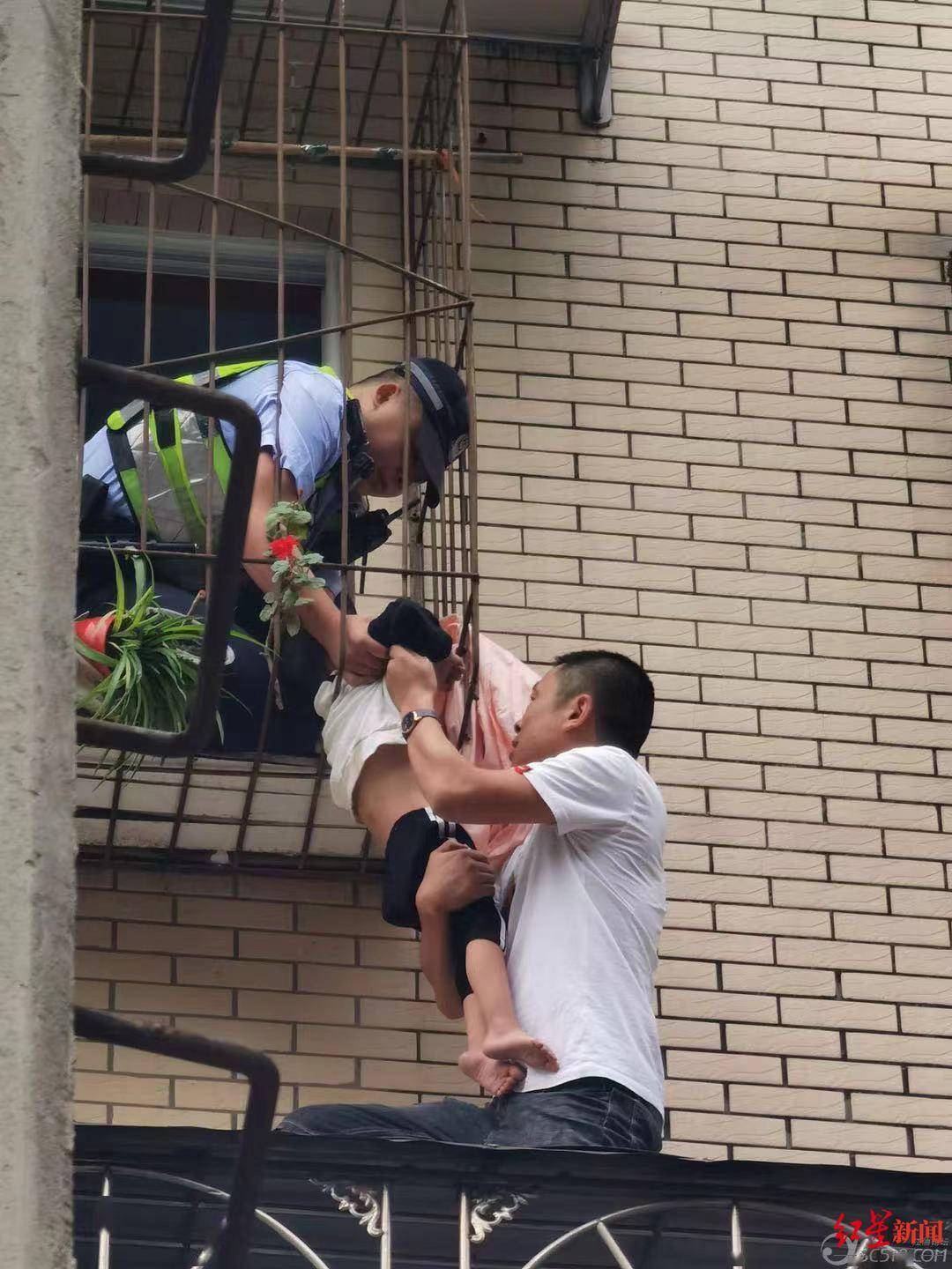 驚險!2歲幼童脖子被卡防護欄身體懸空,男子爬上雨棚託舉等來救援