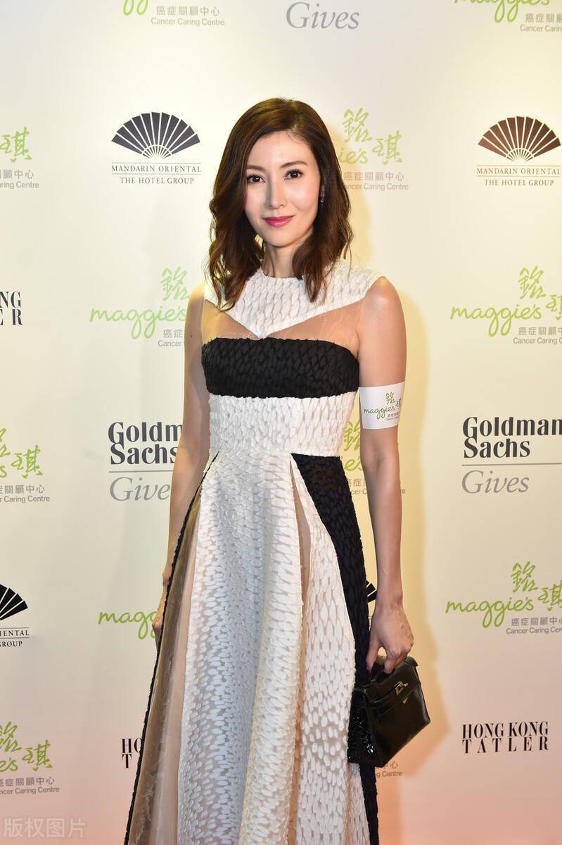 李嘉欣不愧是港姐冠军,穿刺绣长裙温婉别致,戴钻石项链显贵气