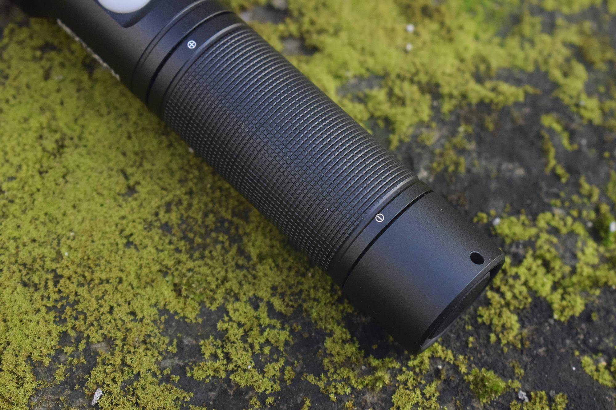 筒身外壳为6061-t6铝材所打造,其表面经阳极氧化处理,可抗1米跌落