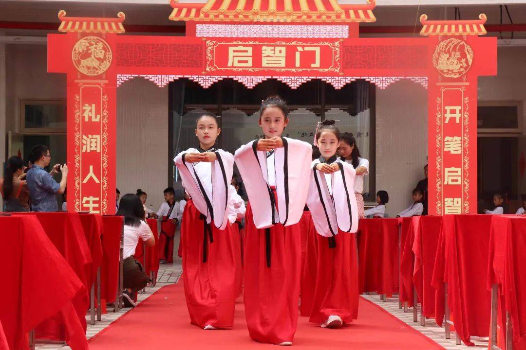 穿汉服写"人"字!毓贤学校举行第五届一年级新生"开笔礼"仪式_钟满