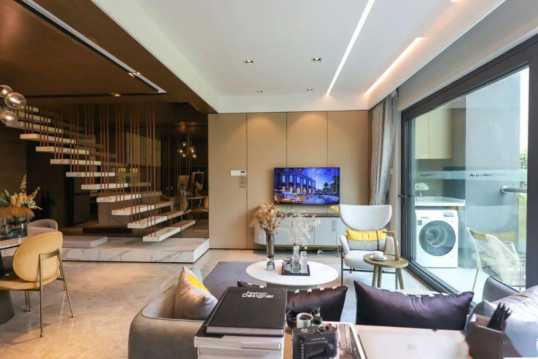 首层做了餐客横厅一片式设计, 整个客厅开间面近6米,外接约6米的"豪横