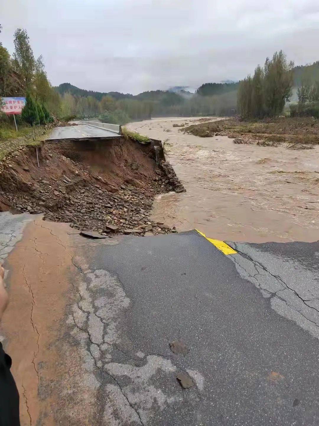 实拍!南召多地遭受洪灾,公园冲毁,道路冲断.还有这件事一定注意!