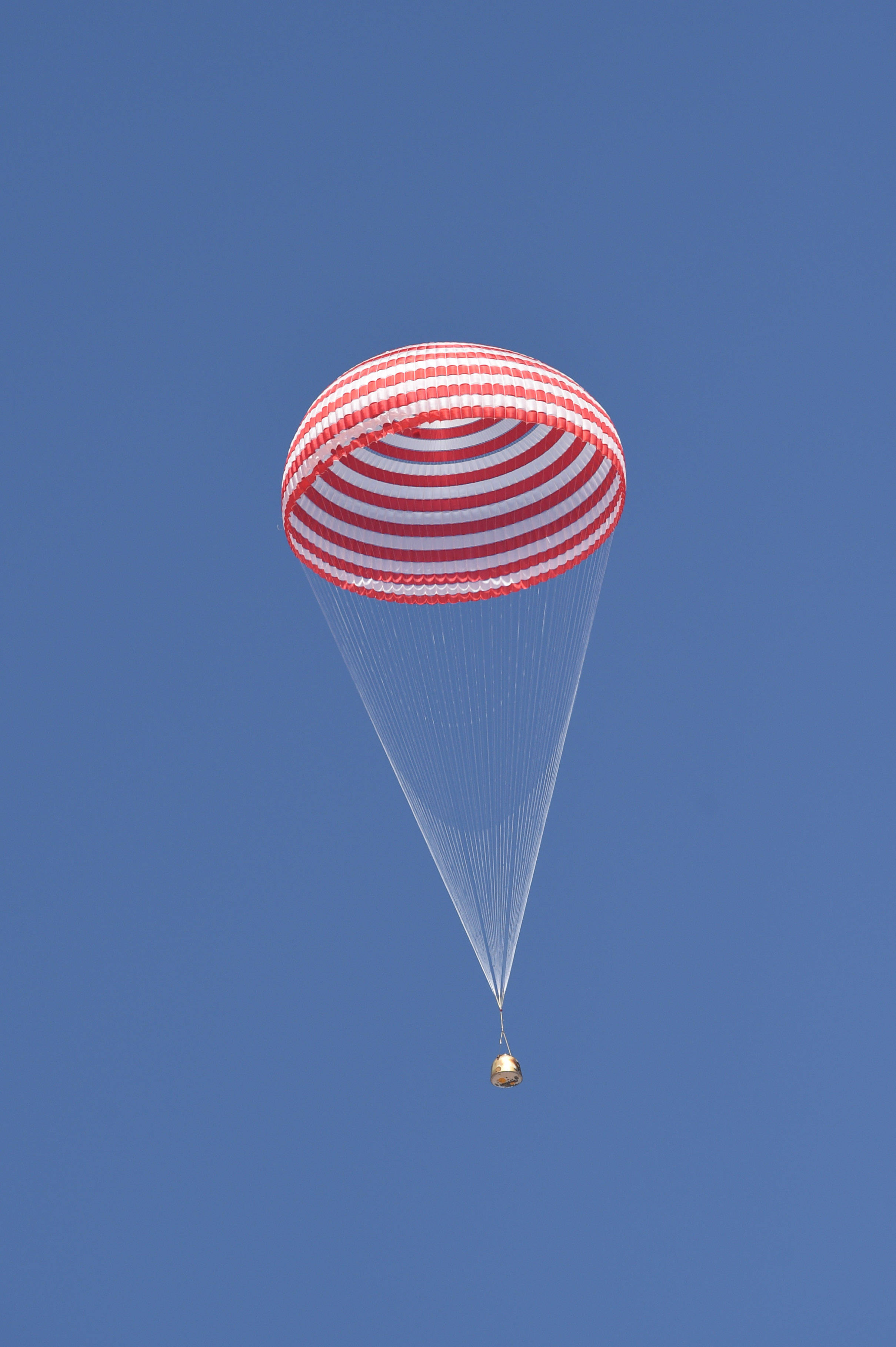 9月17日,神舟十二号载人飞船返回舱在东风着陆场成功着陆.