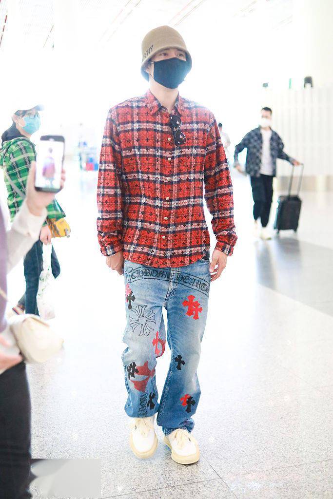 韩东 时尚酷GUY出街~韩东君穿格纹衬衫搭牛仔裤