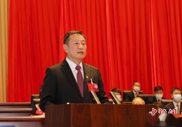 图为宁德市委书记梁伟新代表中共宁德市第四届委员会作报告.