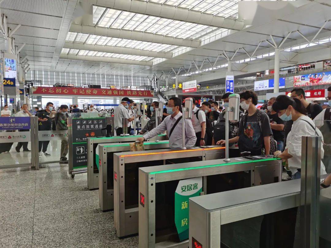 上海虹桥站检票口,旅客在有序通过检票闸机.王程伟摄
