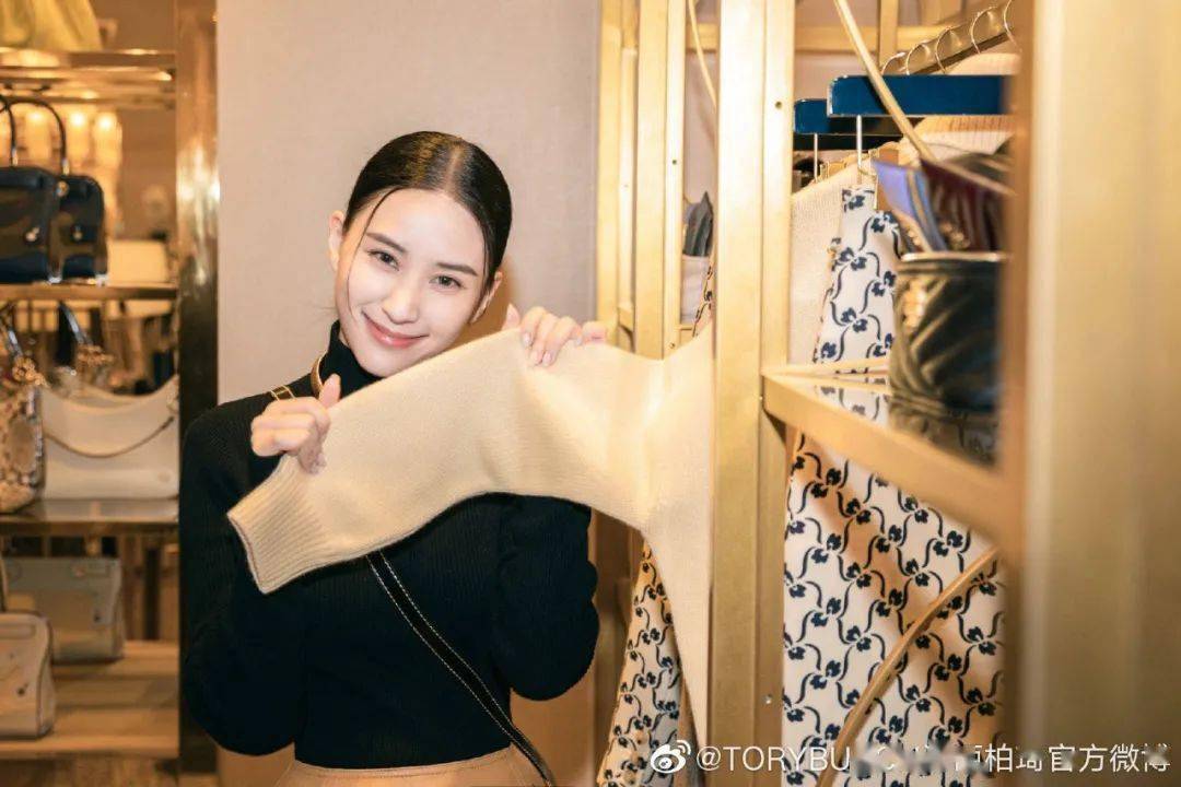黑色 圈里有话说 | 何超莲与Tory Burch 的新系列适配度竟然这么高