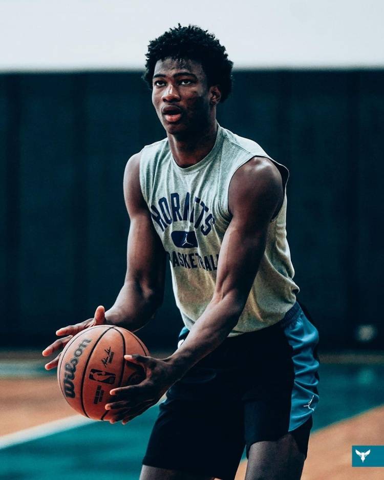 训练照包括了鲍尔,凯-琼斯,弗农-凯瑞,jt-索尔,黄蜂官方写道:每一天都