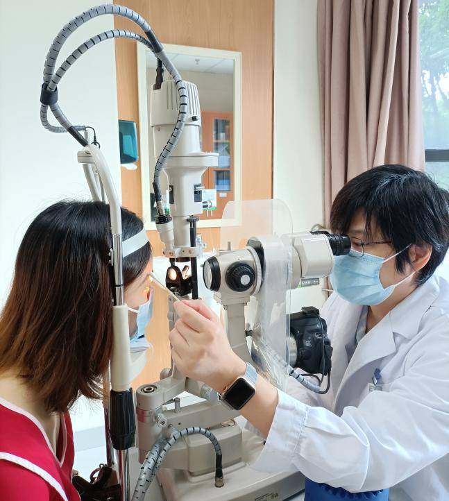 眼睛|长时间“刷屏”危害可不仅仅是黑眼圈，还有干眼