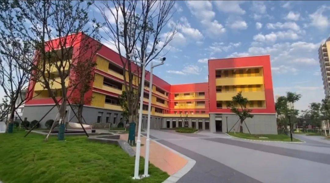 怡心街道万顺路二段松岭山路102号学校建设总面积39000平米,预计设立