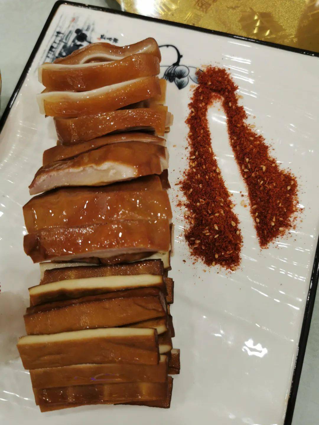 热菜:四季鱼头,农家六小碗,清蒸蹄花,刀尖丸子,凉粉肘子,山水白菜