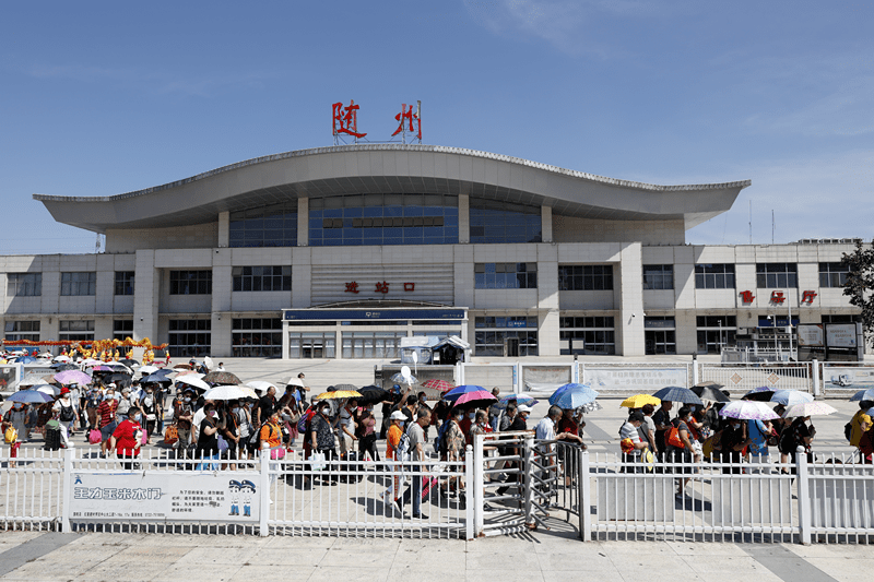 随州市文旅局当日,为了迎接首趟游客到来随州火车站门口真热闹"咚咚锵