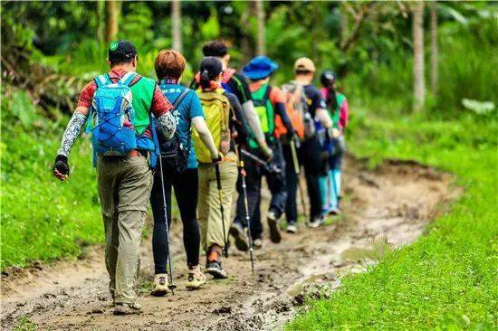 在长途徒步登山时千万不要穿牛仔衣裤,因为如果出汗或下雨,牛仔衣裤很