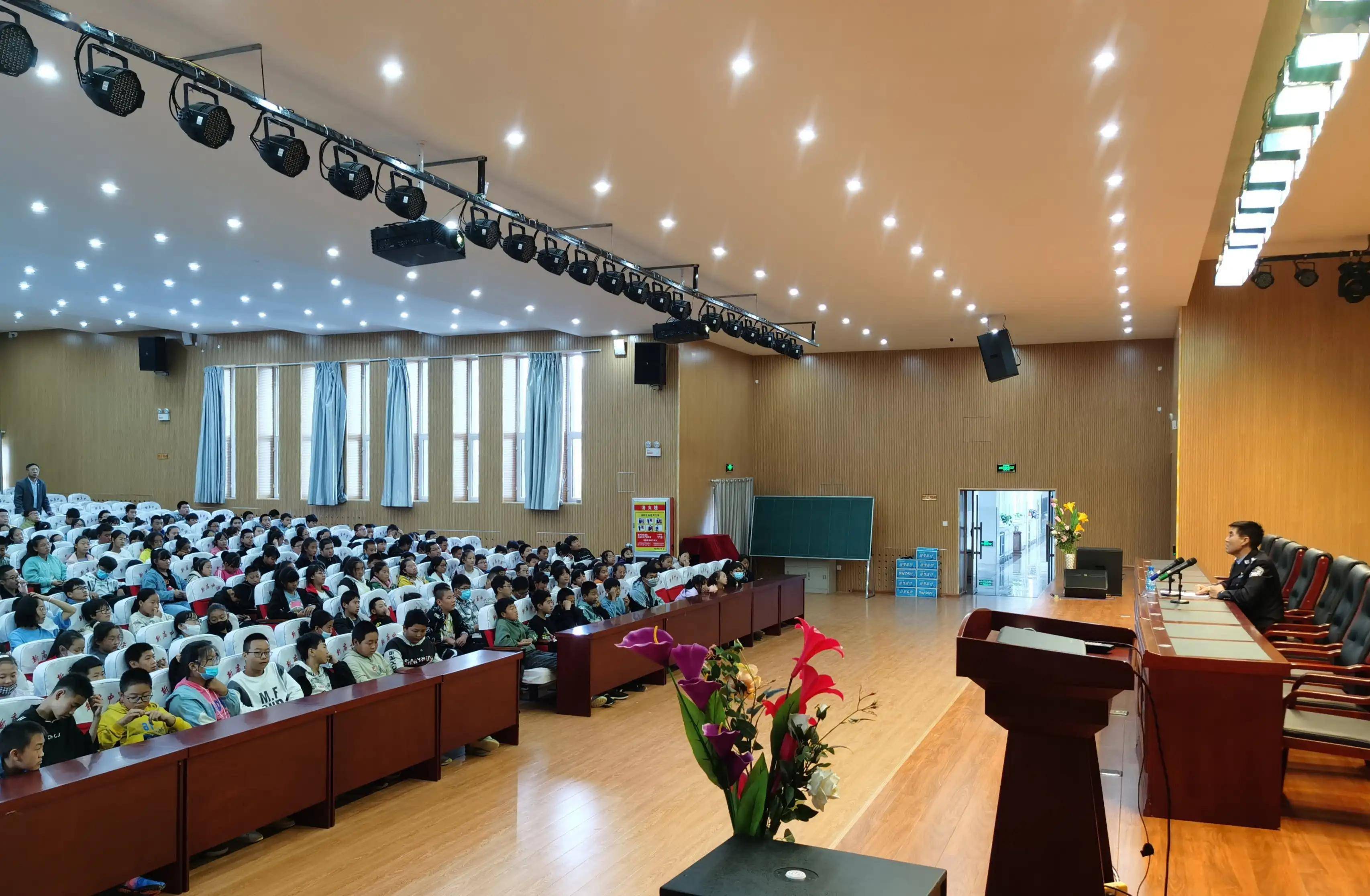 9月25日下午,赤峰市克旗公安局经棚镇郊派出所民警走进新庙初级中学