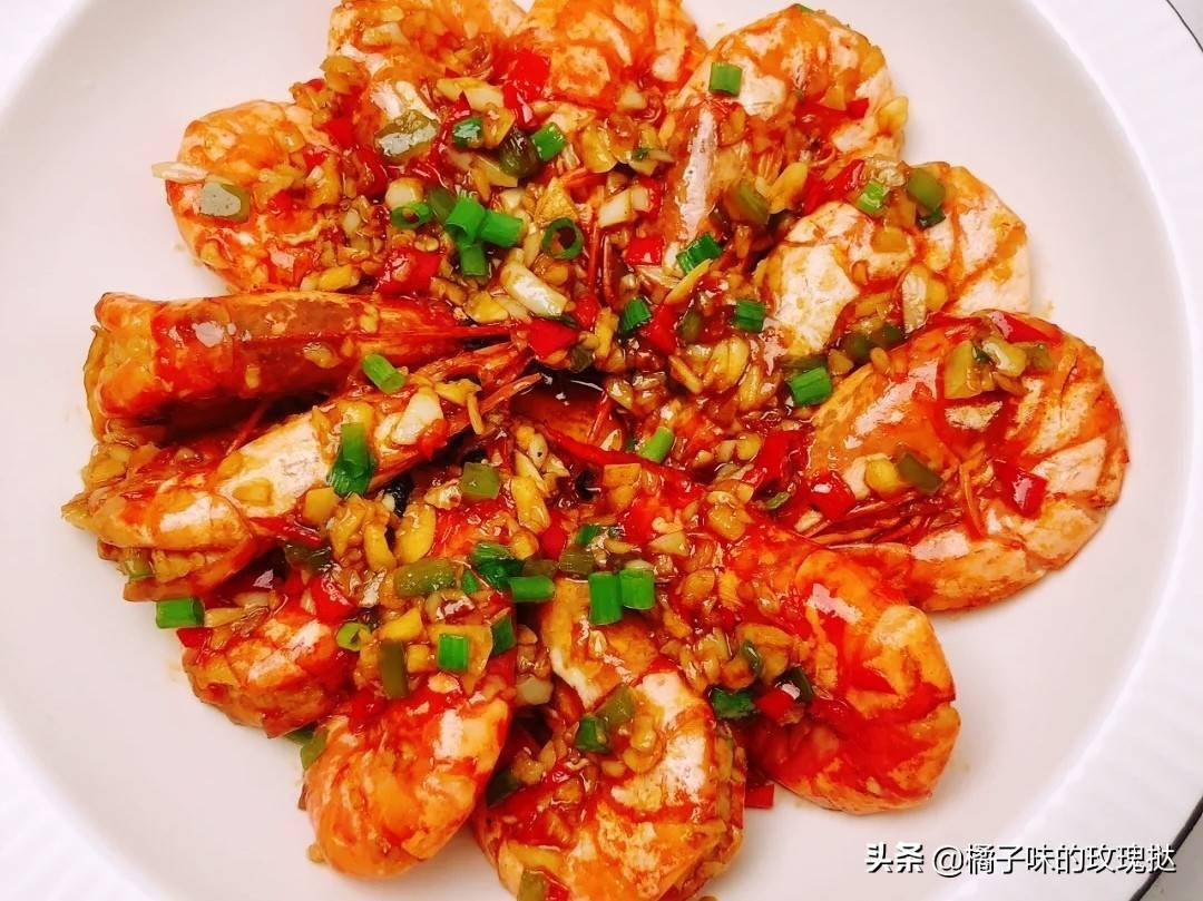 增加餐桌色彩的家常菜推荐:蒜蓉大虾,香豆干炒肉,彩椒炒牛柳