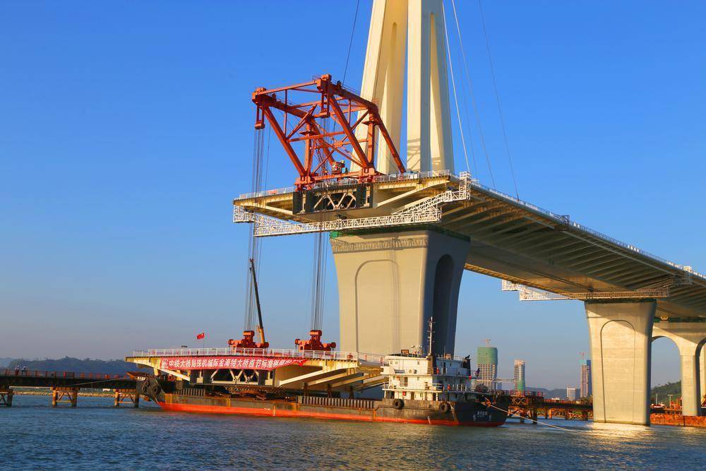 珠海金海特大桥首节标准钢箱梁成功架设
