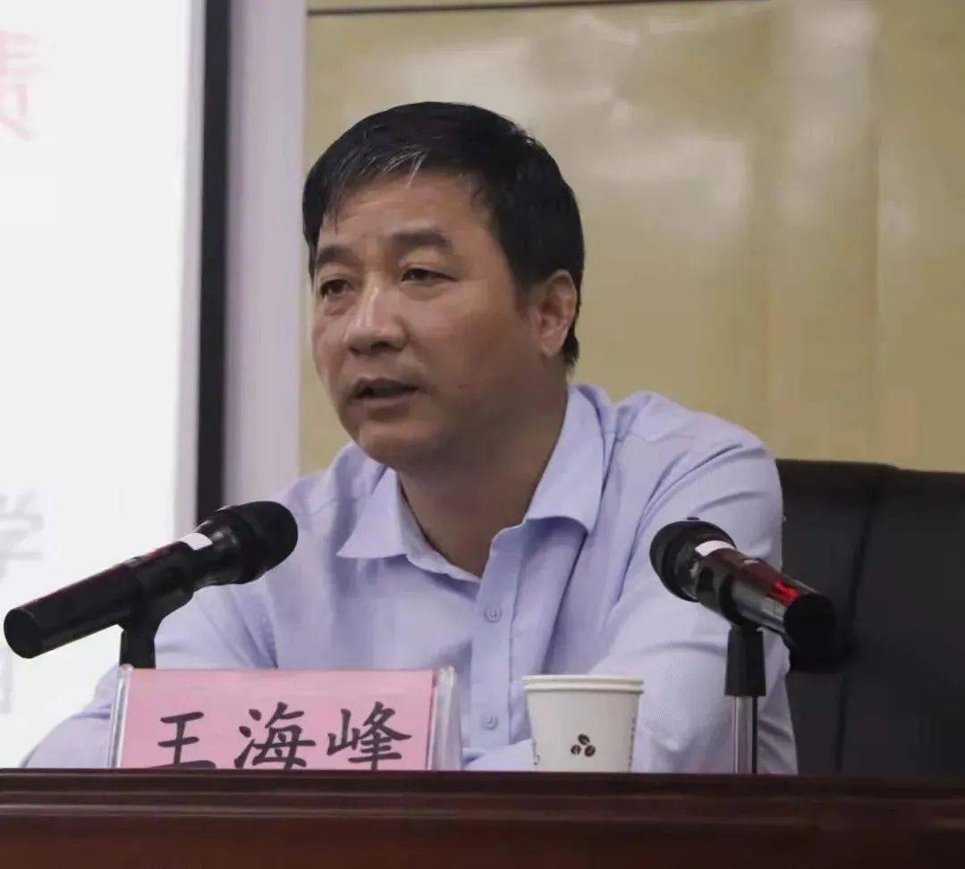 王海峰在总结时要求,全县各学校校长要牢记教书育人的初心,一切工作都