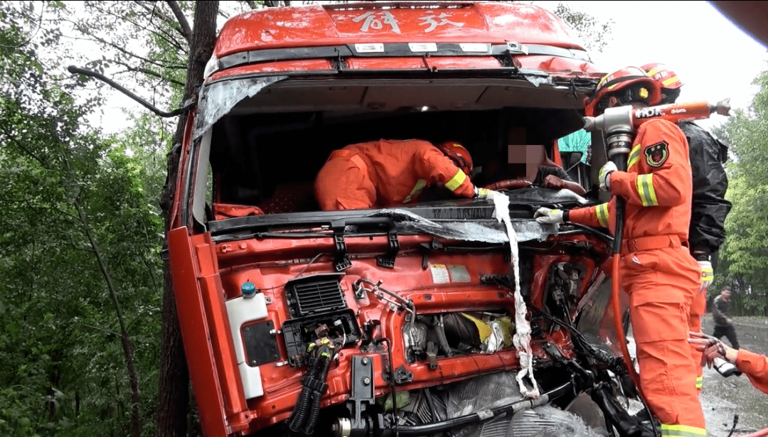 雨天路滑易发生车祸事故滨州的司机朋友们一定注意了