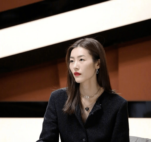 女士 花大几万买一件小香风外套值吗？