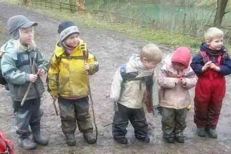 因为|每次送娃上学感觉自己像个人贩子？上学就哭的娃可以不上幼儿园吗？