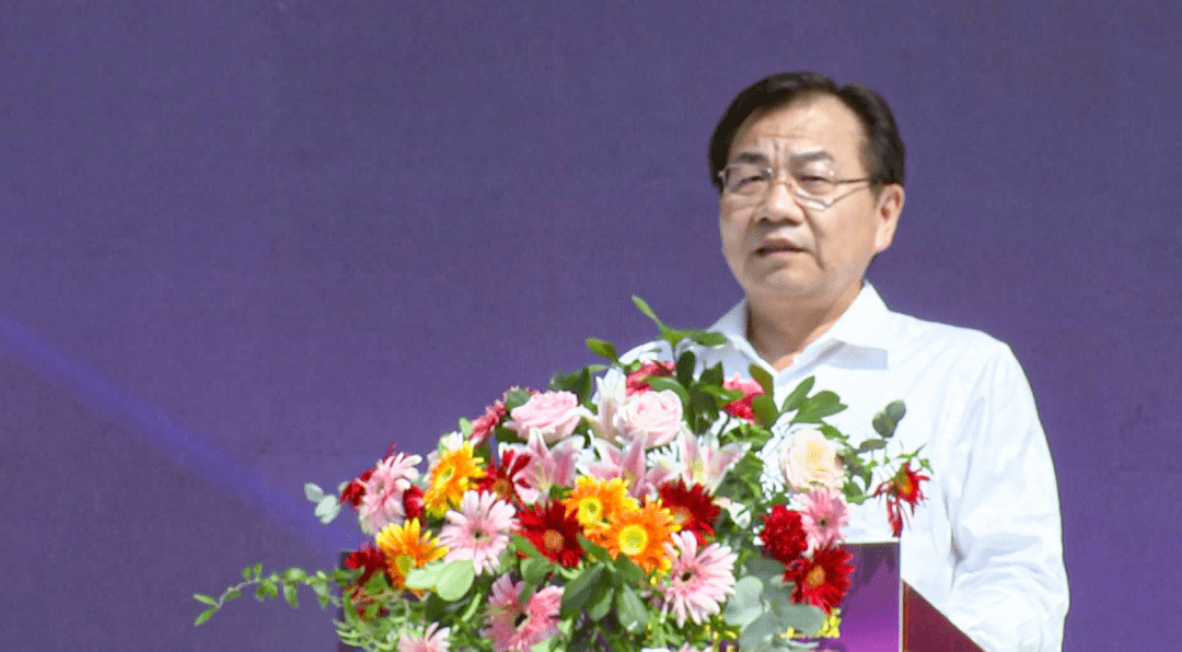 受陈文浩副省长委托,省人民政府副秘书长黎咸兴出席开幕式宣布第九届