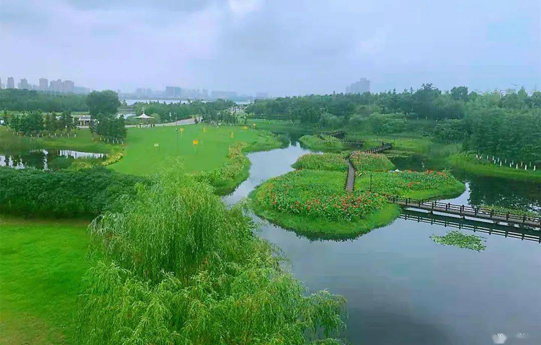 松湖天地位于松雅湖畔,是万科在星沙建立的第一座百万方湖居生态综合