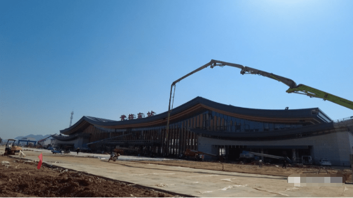 黄梅东站站前广场项目经理张宽清告诉记者:这次施工过程中,因为涉及到