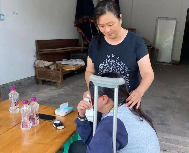 合江县|四川泸州：因寝室床上放了包零食 初中生被学姐罚150个下蹲致残