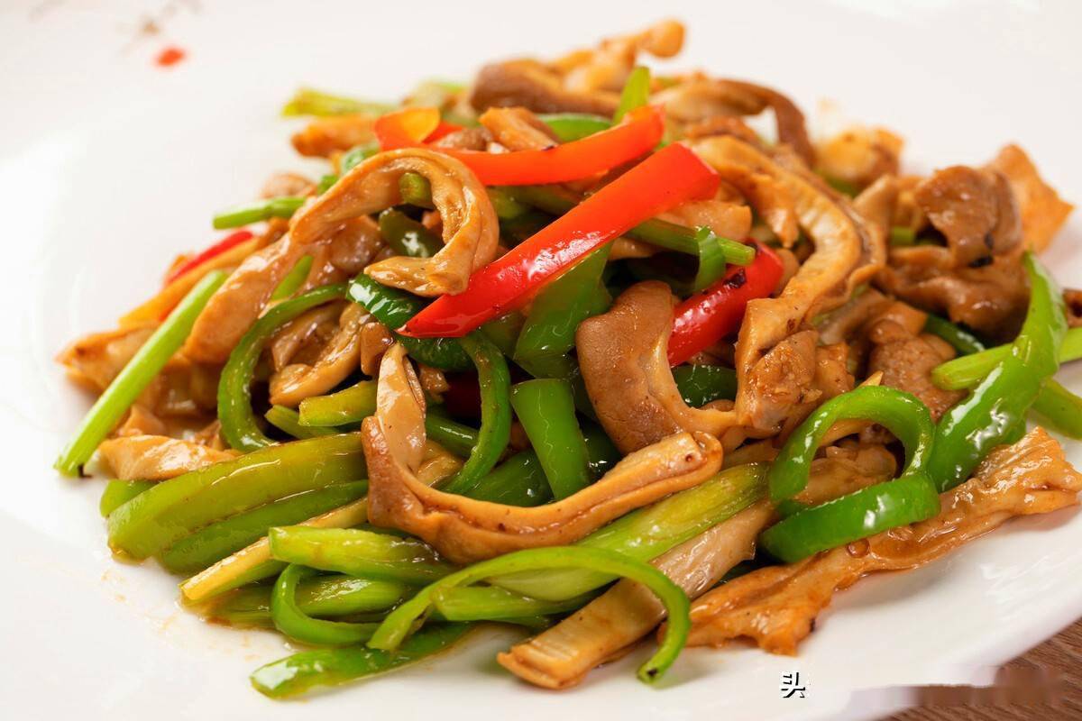 【原材料准备】:焯水猪肚丝250克,青椒100克,红椒80克,蒜末5克,一品鲜