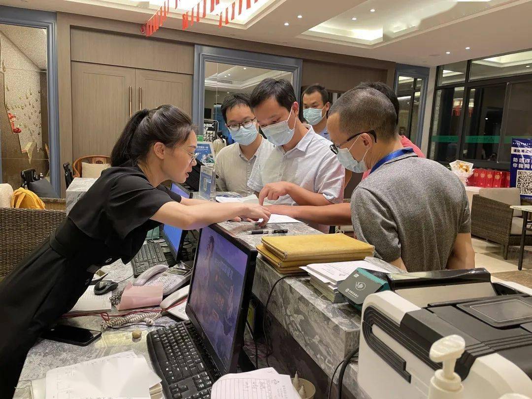 市纪委监委交叉检查组在磐安县山水大酒店翻阅当日消费明细，查询是否存