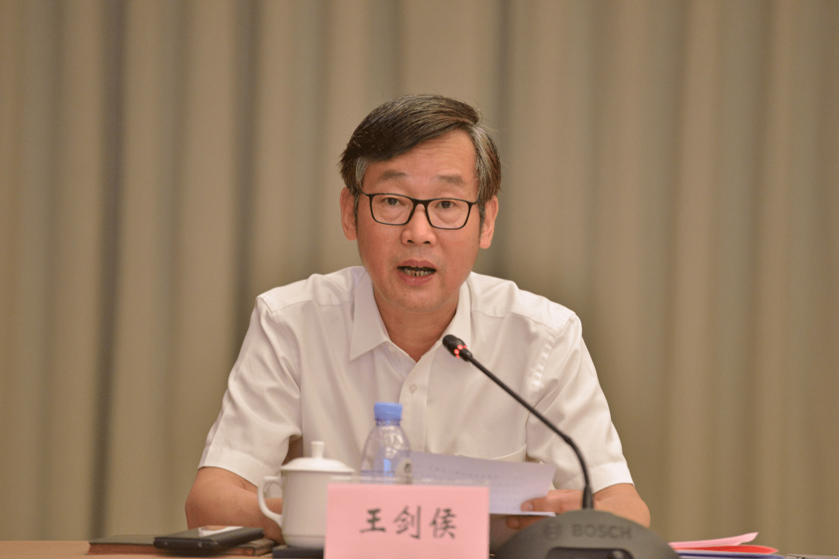 会上,省民政厅党组书记,厅长王剑侯汇报了浙江慈善事业发展情况.