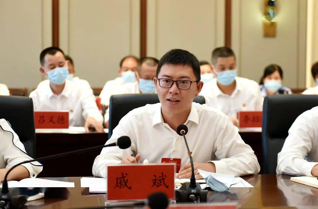 大家认为,林文斌同志代表五届市委所作的报告,实事求是地总结了市第五