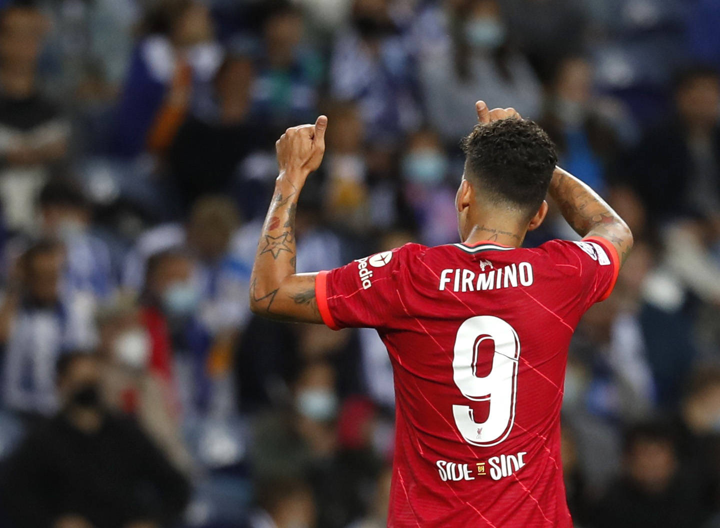 9月28日,利物浦队球员菲尔米诺庆祝攻入球队第四球.