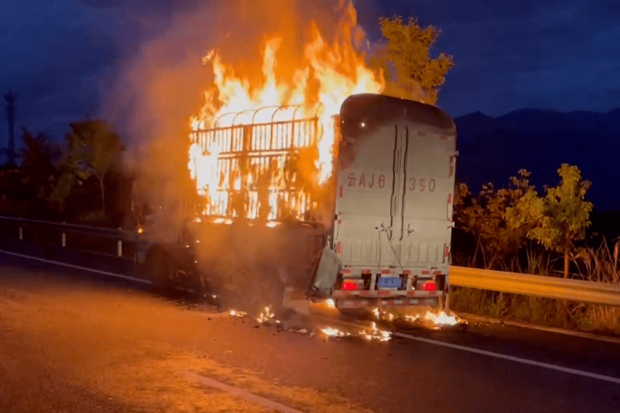 洱源县境内一满载快递的大货车起火你的快递还好吗