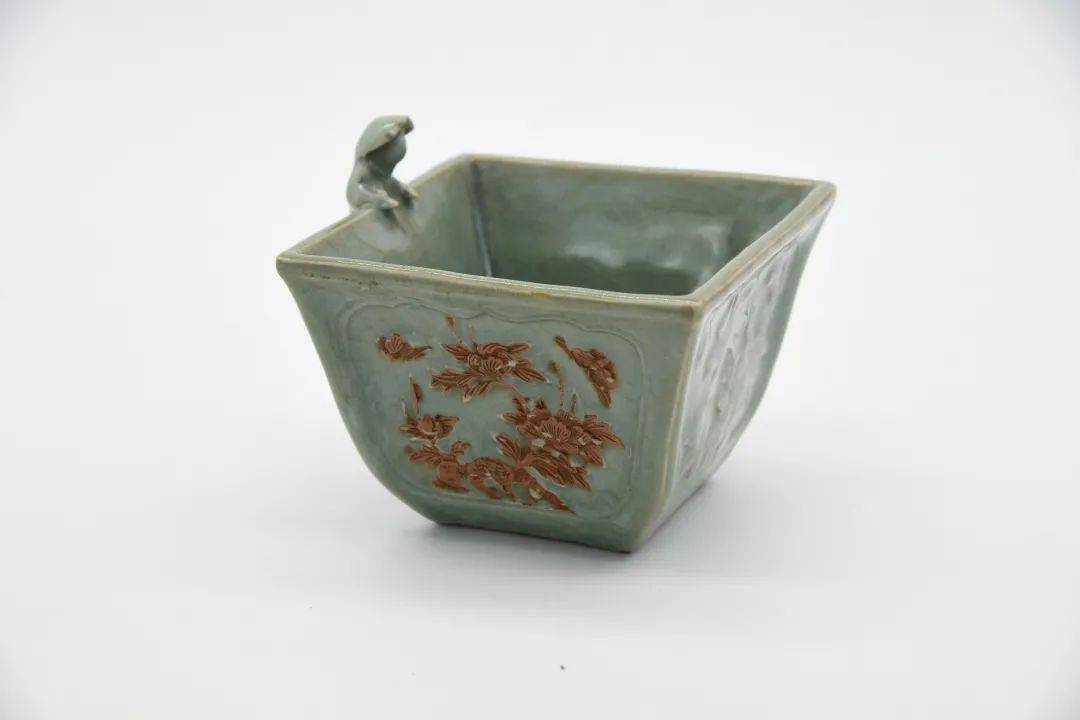 元龙泉窑四方形蝶恋花纹方斗盂