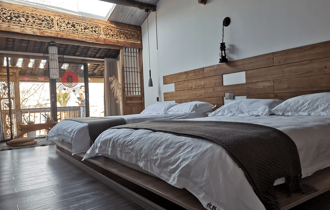 面朝邛海,背靠螺髻山,古村风光如诗如画,院落回廊恬静雅致,这里的民宿