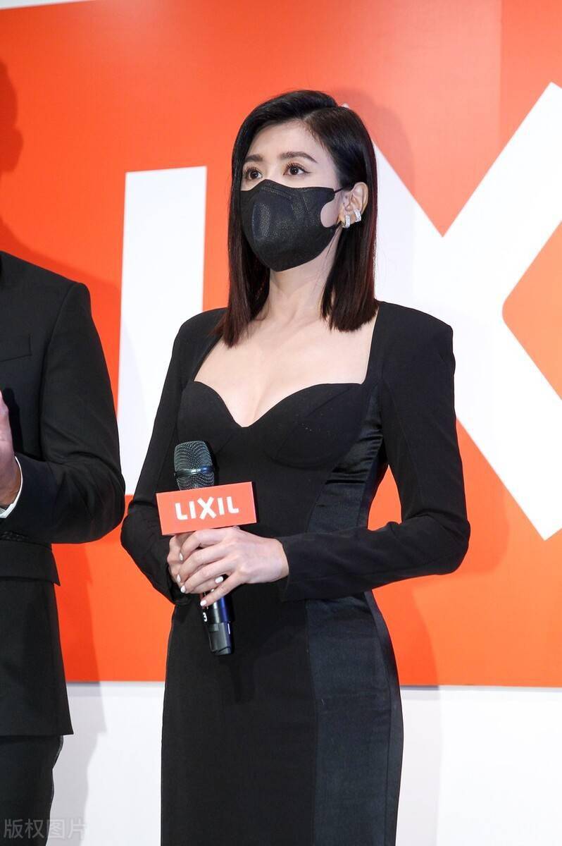 贾静雯 贾静雯黑色修身长裙，40多岁了 还这么漂亮