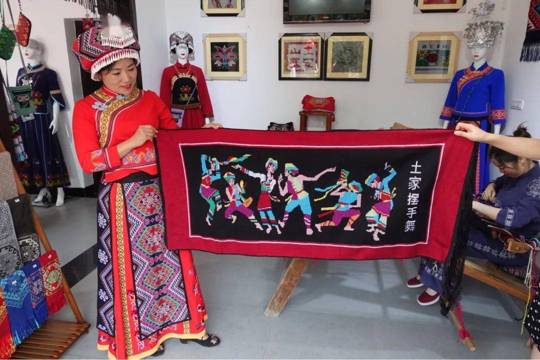 土家织锦民族服饰非遗工坊落户清江画廊这个十一5a景区再添新亮点