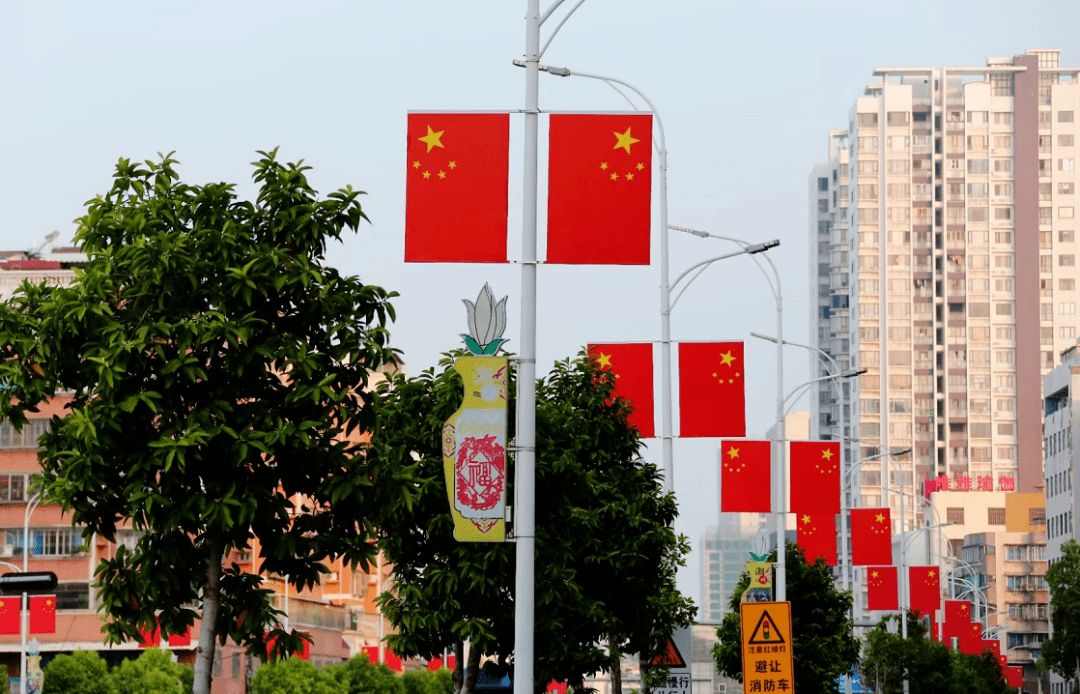潮州国旗飘飘迎国庆处处洋溢中国红