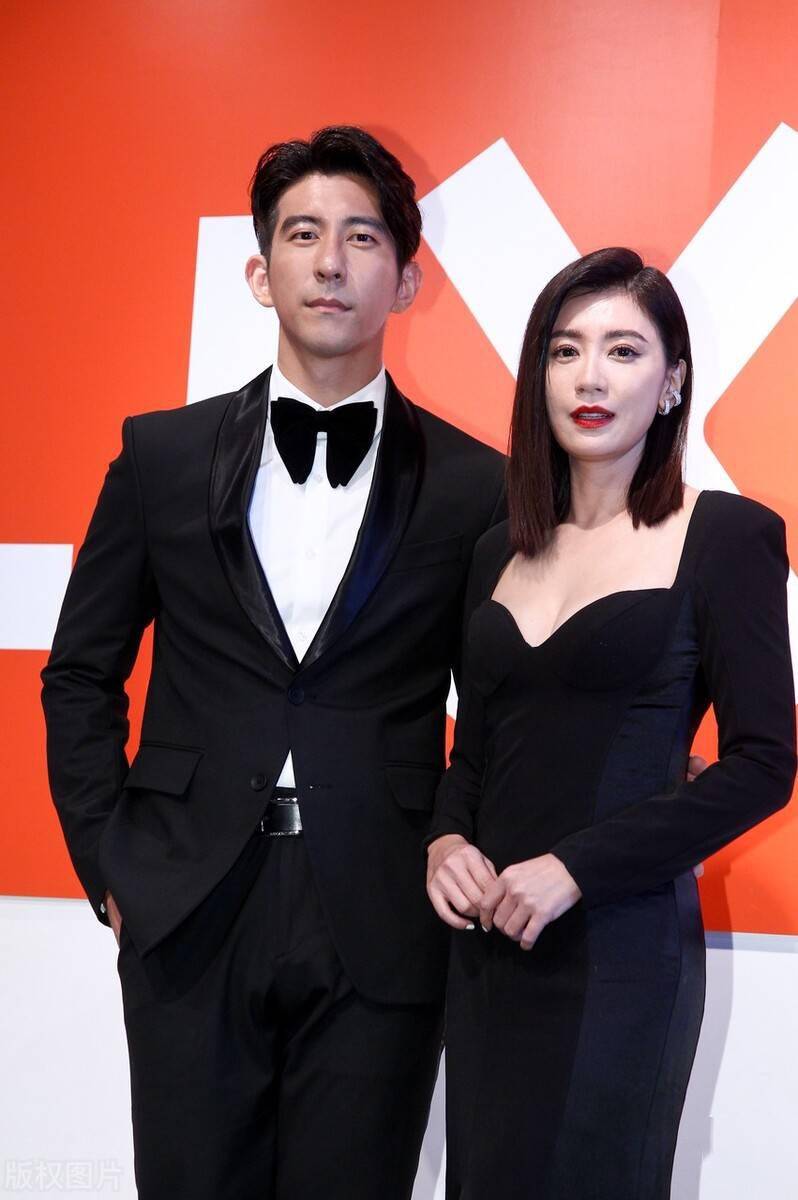 贾静雯 贾静雯黑色修身长裙，40多岁了 还这么漂亮