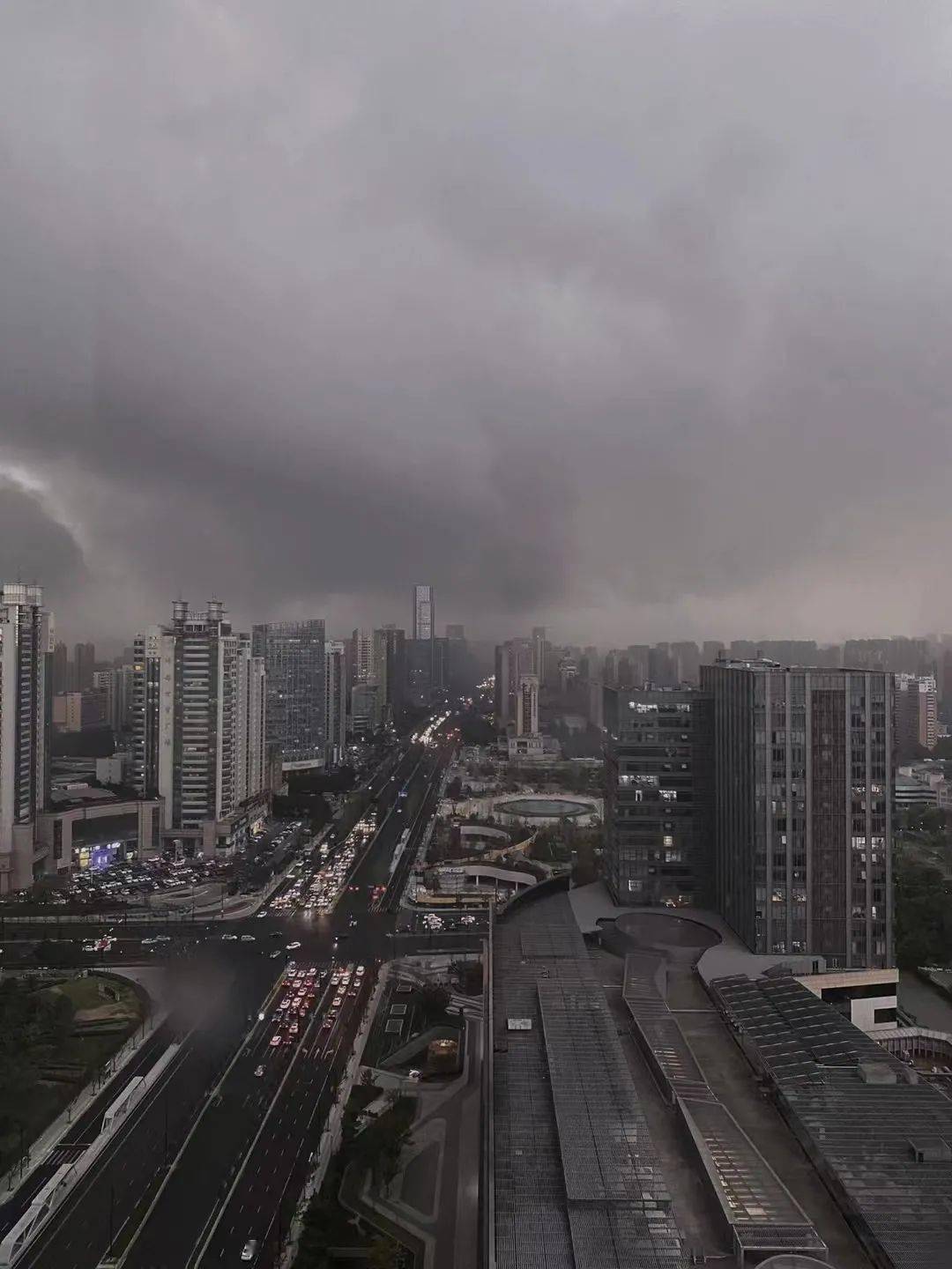 刚刚大风大雨突如其来出乎意料的是