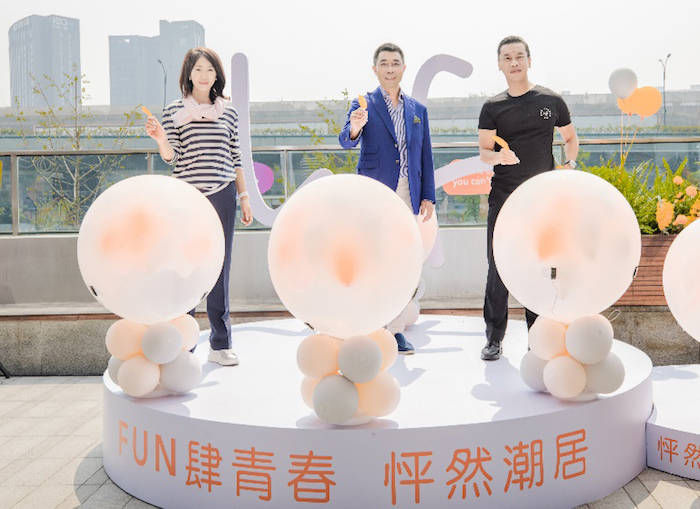 吴镝女士(左),丁长峰先生(中),陈志商先生(右)共同为杭州lyf万科