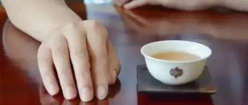 喝酒正确的“叩指礼”，到底该伸哪根手指？_桌面