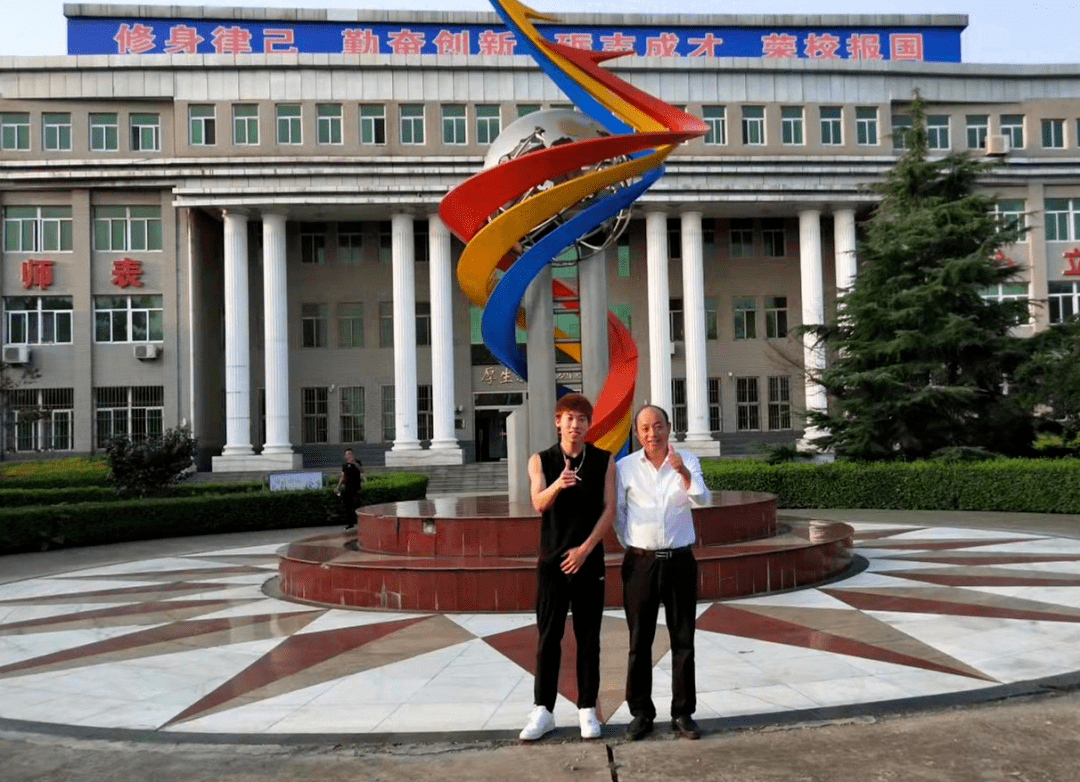 全国青运会冠军苏浩南回母校"探亲"_玉田县