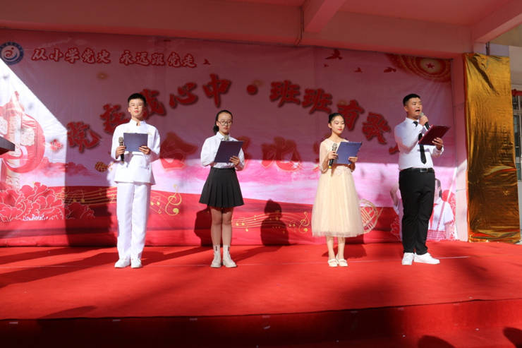 上午9时许,修文二中操场上,鲜红的地毯,透出节日的喜庆;彩旗,鲜花