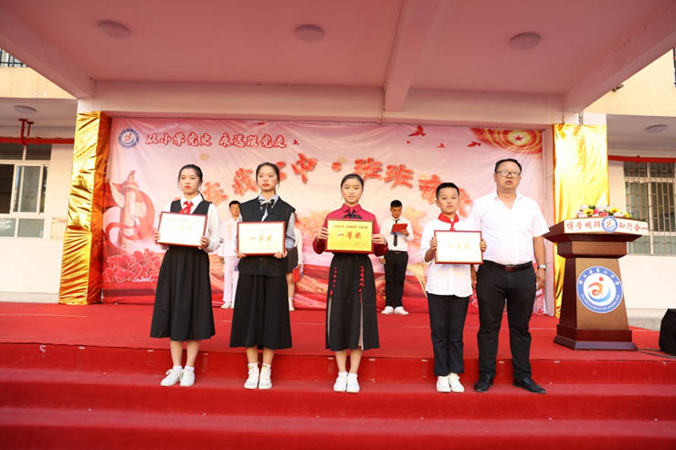 同唱一首歌童心永向党修文县第二中学举办党在我心中班班有歌声合唱