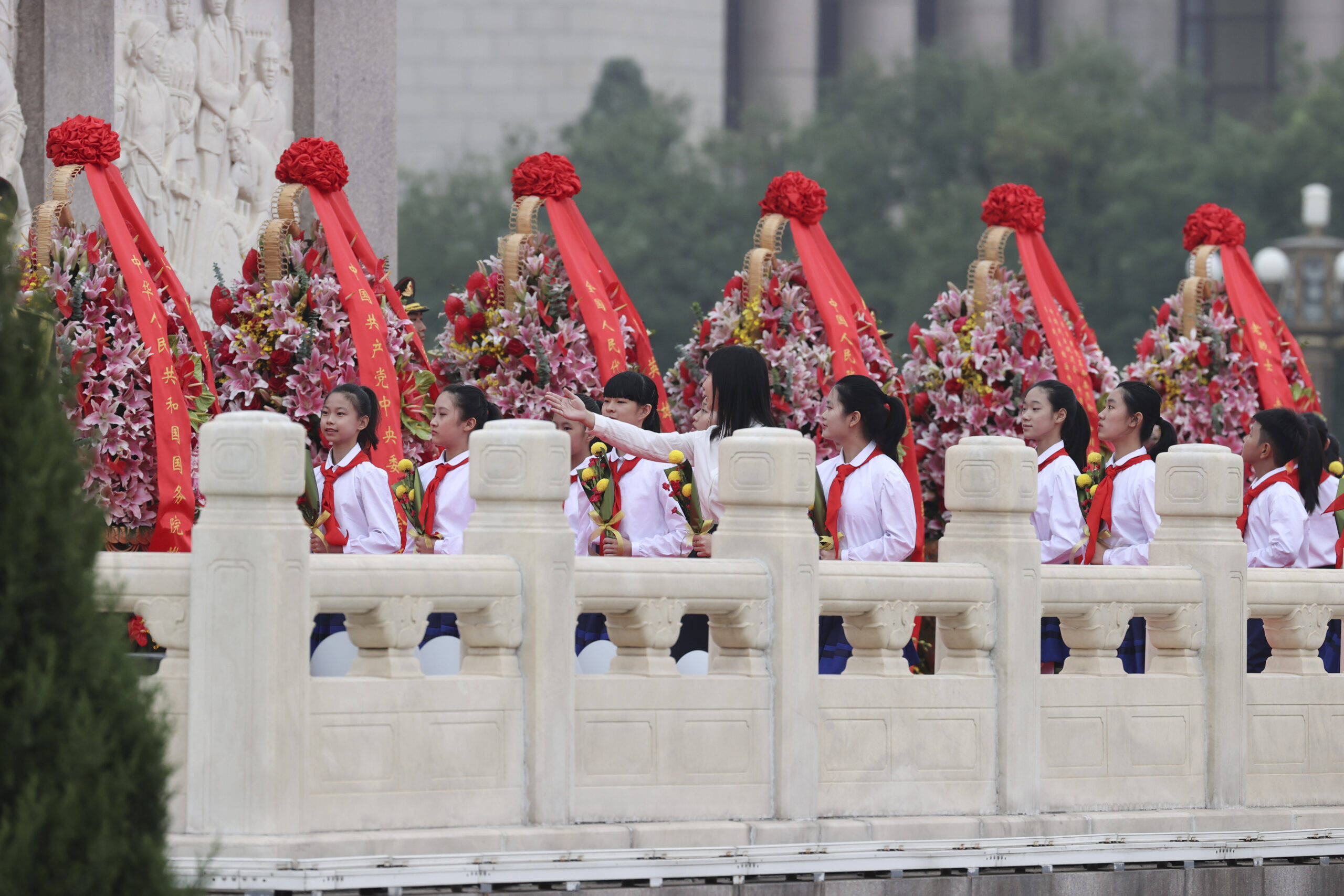 烈士纪念日向人民英雄敬献花篮仪式在京隆重举行