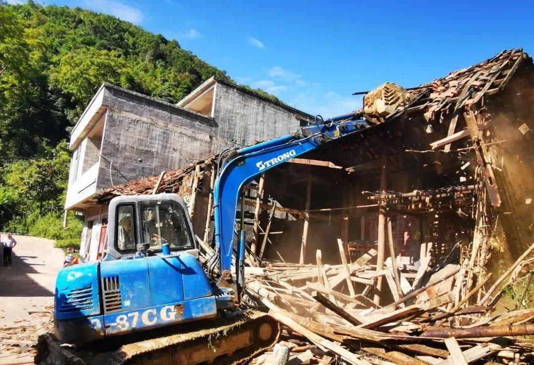 靖西果乐乡组织动员易地搬迁群众拆除旧房搬出深山