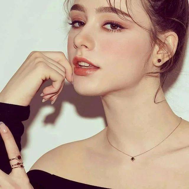 来自俄罗斯的小模特dasha taran,有着洋娃娃一般干净的面孔,精致的
