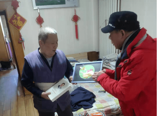离退休干部党支部80岁老党员卢学清激动地说"虽然我身体不便,参加不